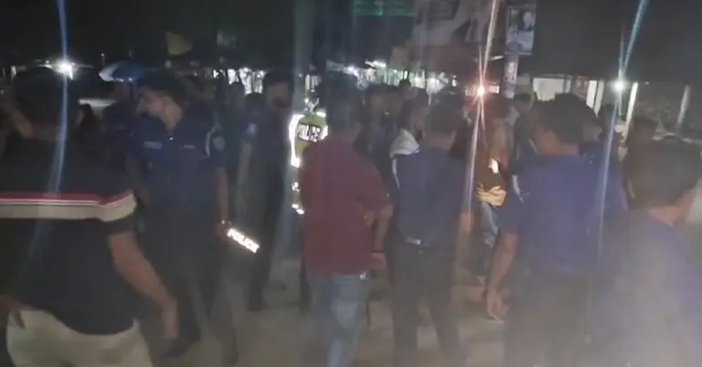 ঘটনাস্থলে পুলিশ ফোর্স এবং স্থানীয়দের ভিড়